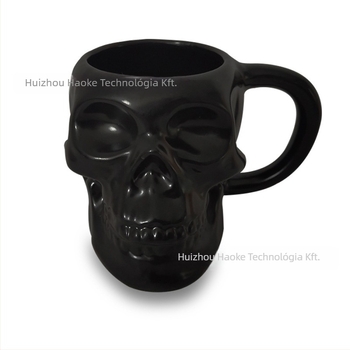 Koponya alakú kerámia bögre, Halloween témájú, papírdobozba csomagolva, üzleti ajándéknak alkalmas