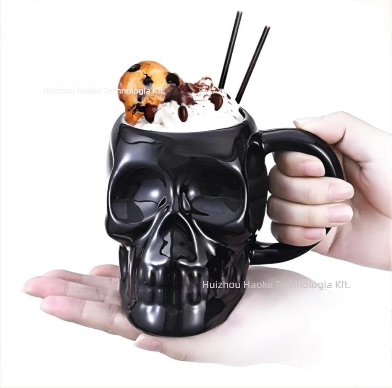 Koponya alakú kerámia bögre, Halloween témájú, papírdobozba csomagolva, üzleti ajándéknak alkalmas