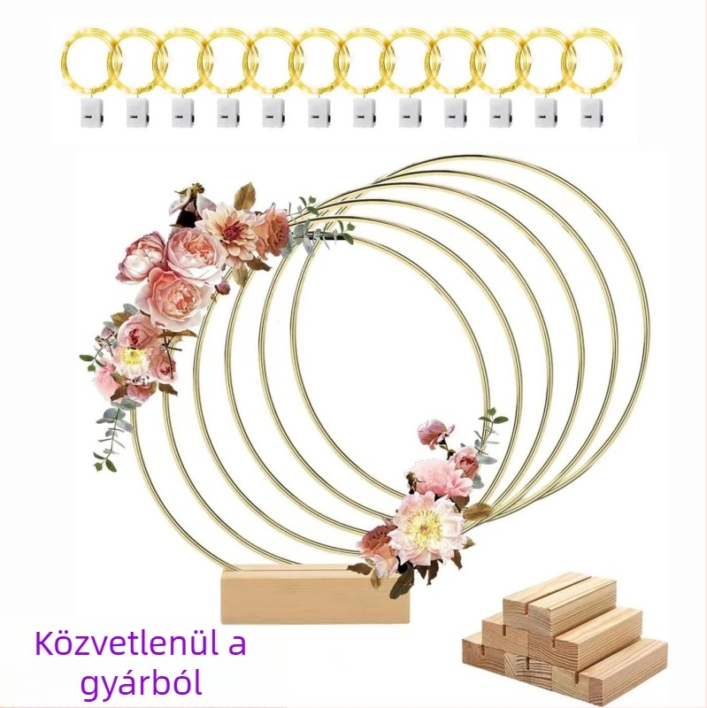 Arany színű fém gyűrű girlandával – asztal középponti dekoráció álomfogóval, fa alapra.