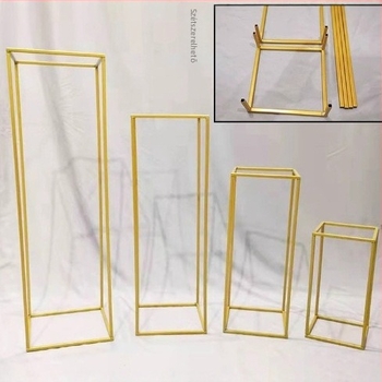 Geometrikus virágtartó vasból, arany színű négyzetes kerettel, esküvői dekorációhoz