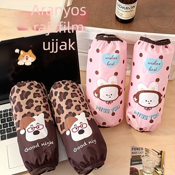 Rajzfilm mintás karvédő a karra – vízálló és foltálló, tanuláshoz és irodai használatra