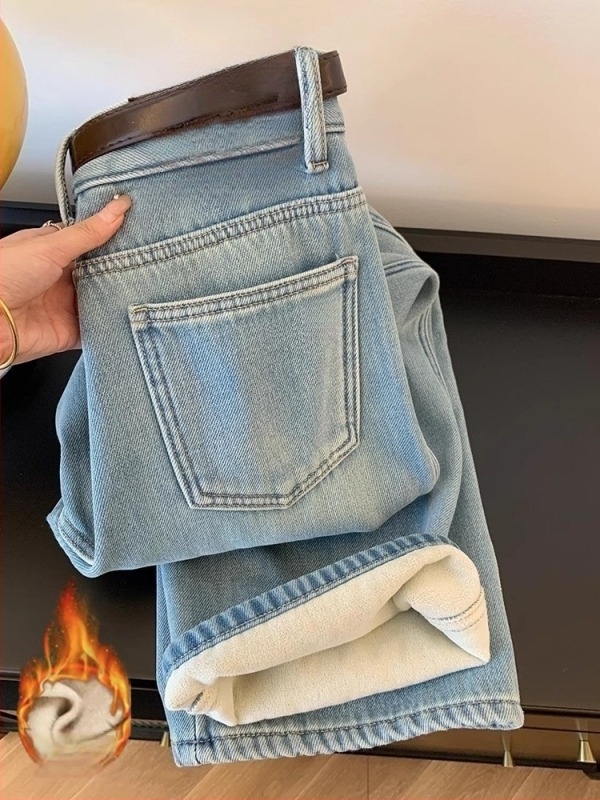 Női világoskék farmernadrág fleece-béléssel, magas derekú, széles lábú, egyenes szabású, nagy méret, tél 2025.