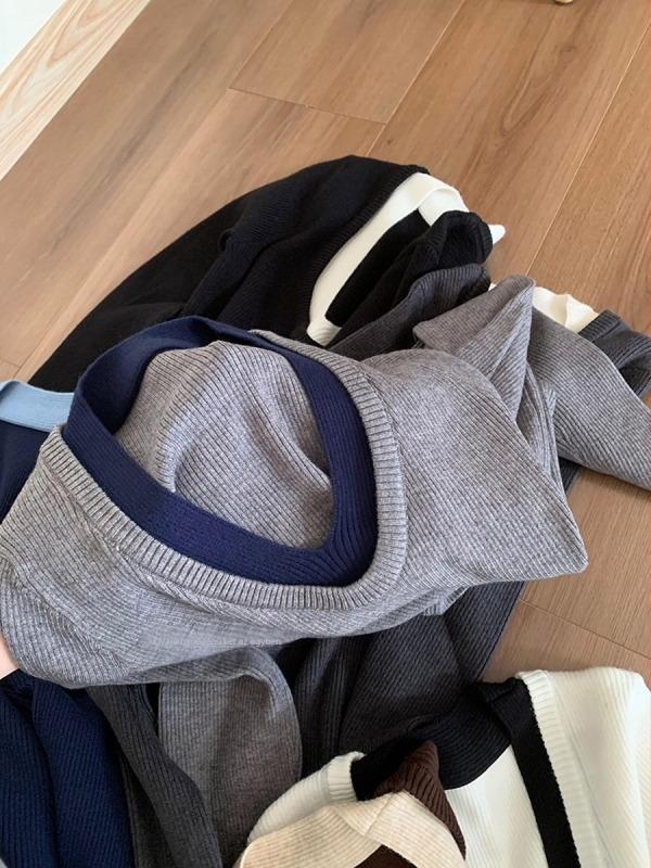 Női V-nyakú kötött pulóver hosszú ujjakkal, színblokkokkal, belső Andy Velvet bélés, karcsú szabás, ősz-tél szezonra