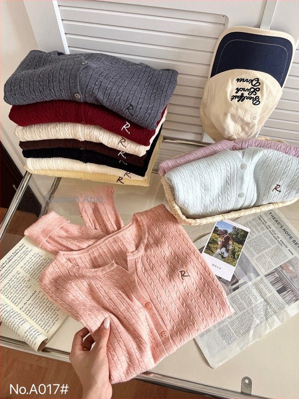 Kötött kardigán hímzéssel, kerek nyakú, hosszú ujjú, lazán illeszkedő fazon — női hétköznapi kötött pulóver