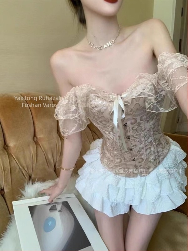 Csipkés top bustier-stílusú, csőtop formában, karcsú szabás, rövid hossz 40–50 cm, részletes mintázat