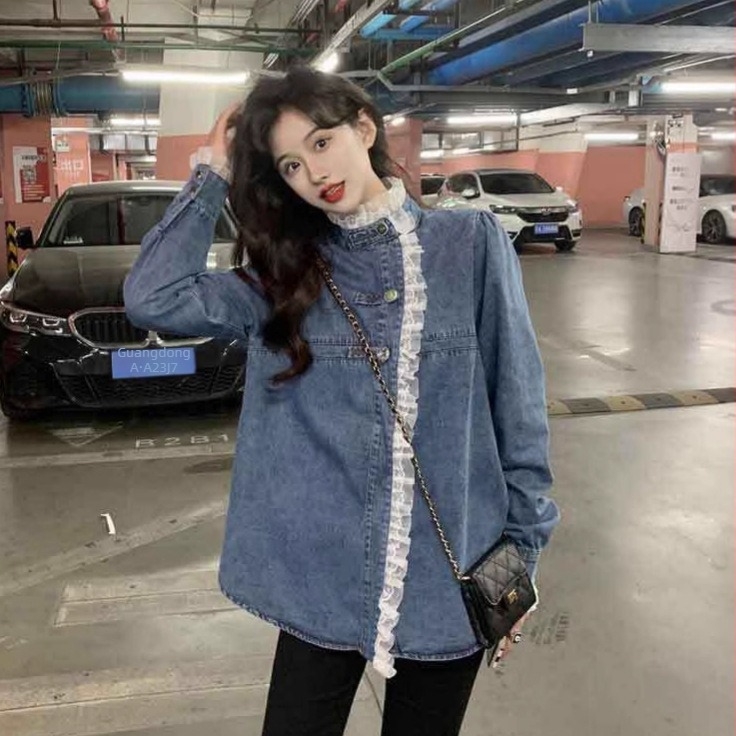 Csipkés denim-ing, fő anyag 70-80% pamut, hosszú ujjú, kerek nyakú, lazán szabott, hossz 50–65 cm