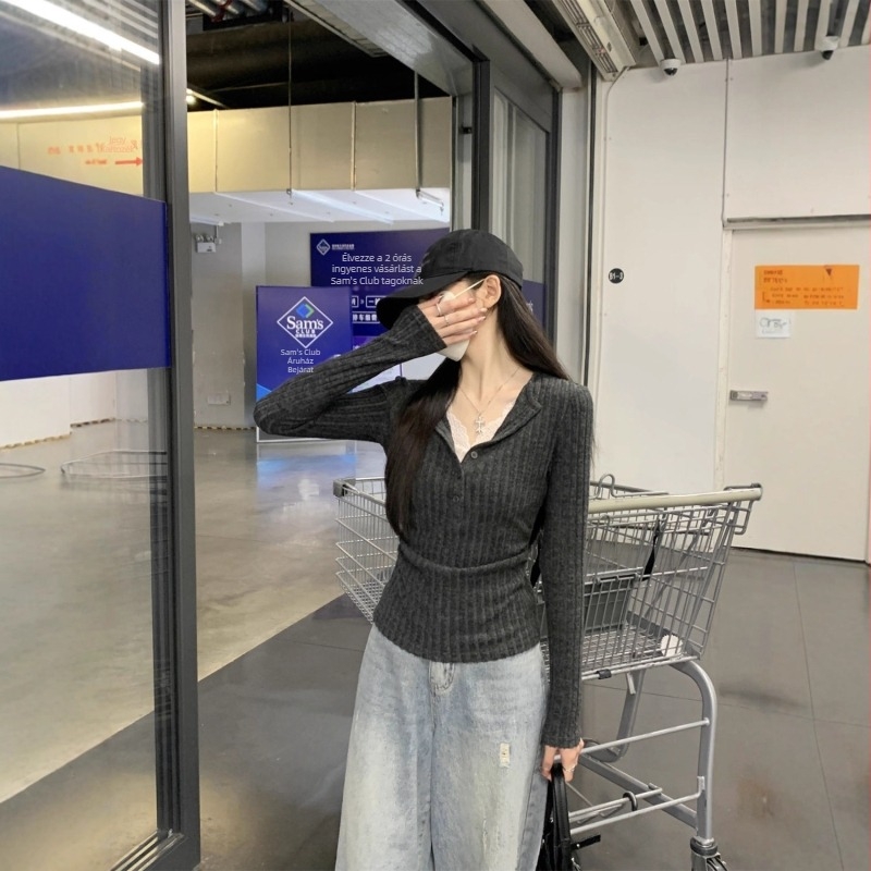 Női V-nyakú hosszú ujjú kötött felső csipke toldással, karcsúsított fazon, poliészter 91–99%