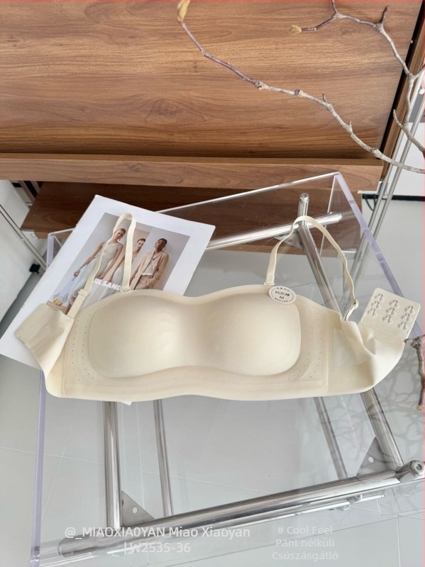 Nincs vállpánt, csúszásmentes, láthatatlan alapozó-hatást idéző melltartó, hátul fixált bandeau kis méretű mellekhez, push-up