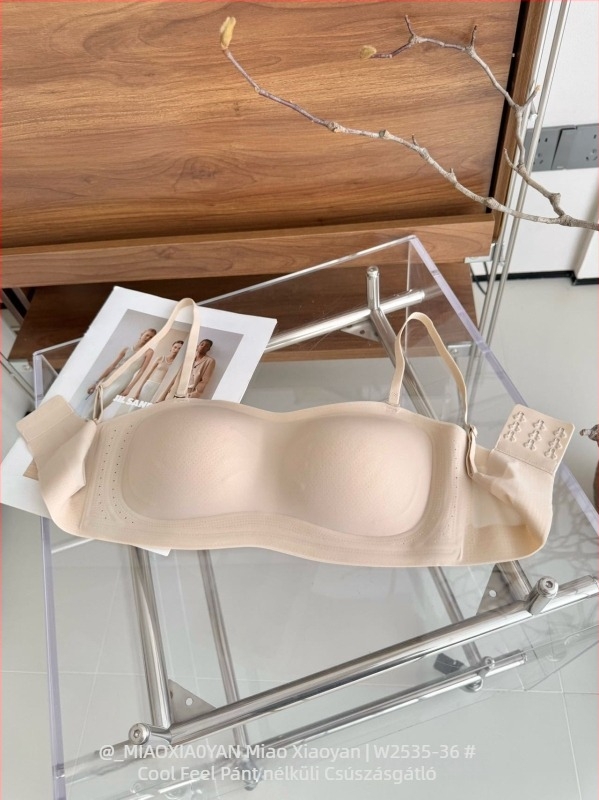 Nincs vállpánt, csúszásmentes, láthatatlan alapozó-hatást idéző melltartó, hátul fixált bandeau kis méretű mellekhez, push-up