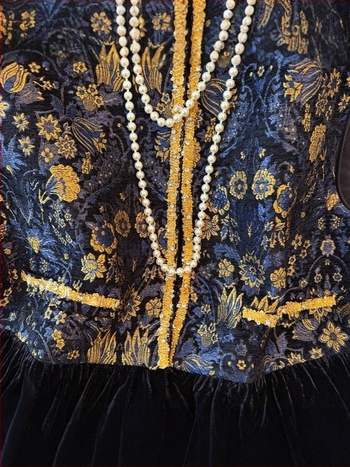 Kínai stílusú ujjatlan mellény irodalmi retró stílussal, 3D jacquard effektus, velúr panelek, kerek nyak, poliészter ≥95%