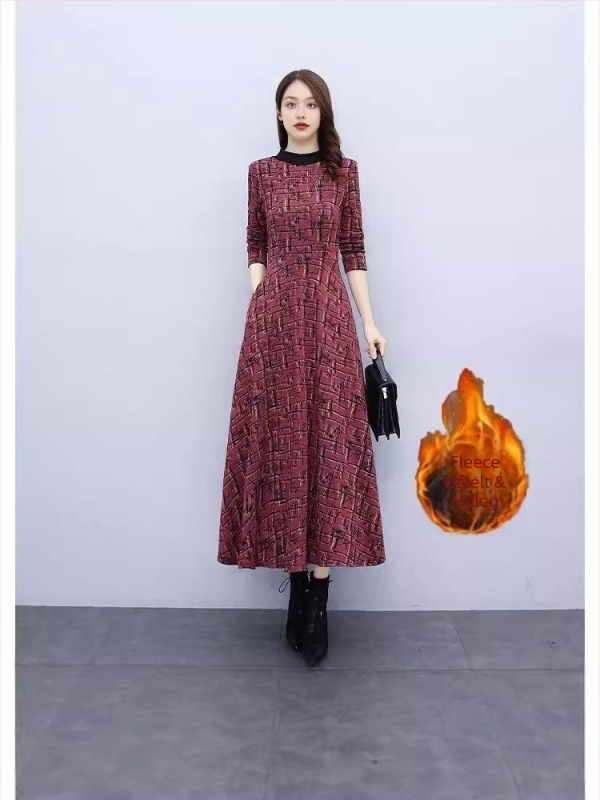 Téli fleeces béléses hosszú ruha, A-vonalú szabás, magas gallér, hosszú ujjú, növény- és virágmintás