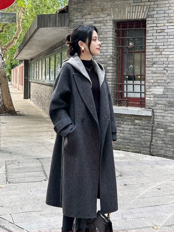Női kétoldalas kasmír-gyapjú kabát, középmagas hossz, kapucnival, laza szabás, egy sor gombbal, téli 2025.