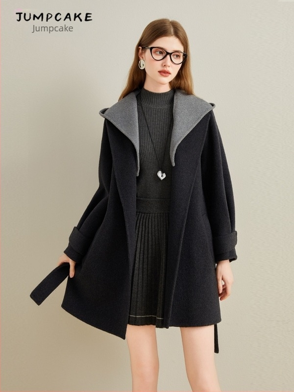 Női gyapjú kapucnis kabát, fűzős zárás, kasmír kétszínű, 70-80% gyapjú tartalom, tél 2025