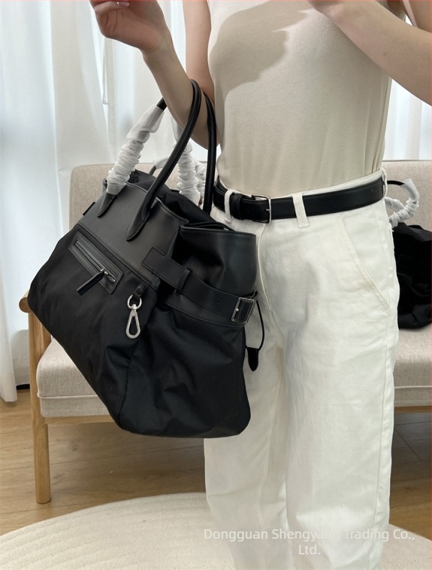 The Row Margaux17 Tote táska — valódi bőr (felső réteg), nylon belső, horizontális négyszög alak, húzózsinór zárás, városi minimalizmus