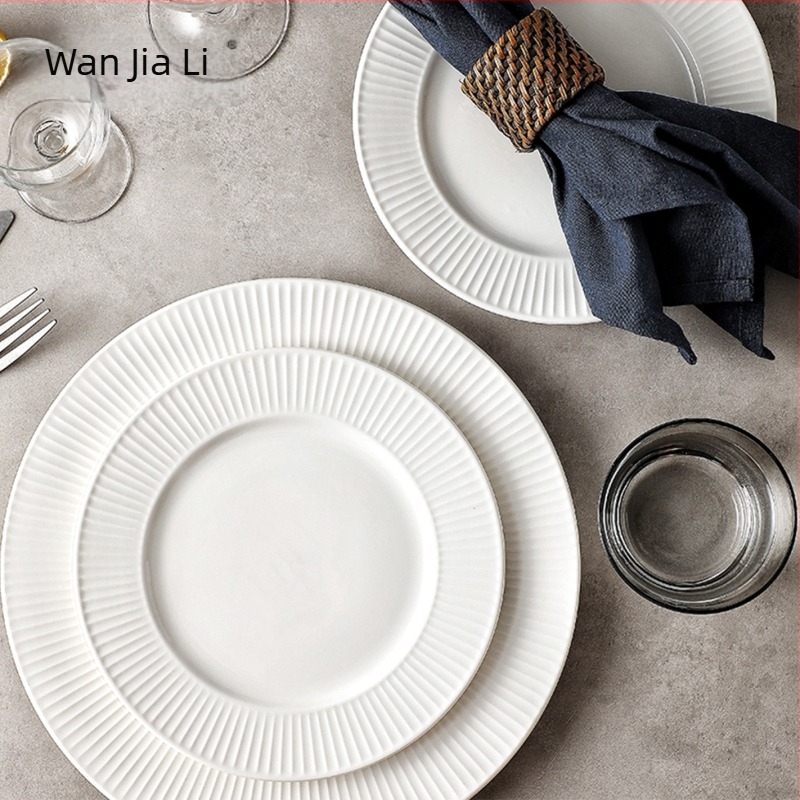 Fehér porcelán étkészlet – tányérok, tálak és evőpálcák, modern minimalista dizájn