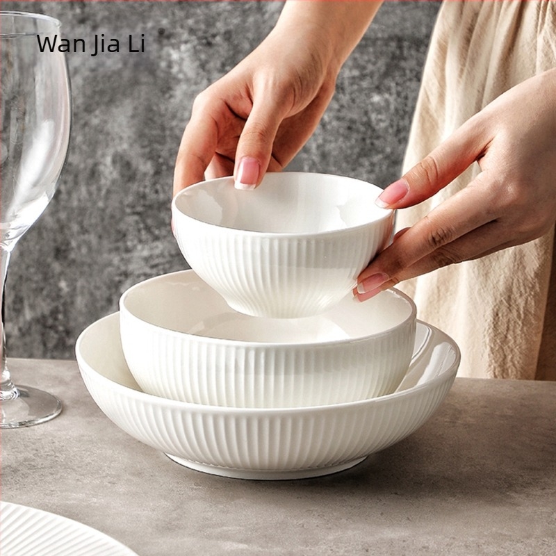 Fehér porcelán étkészlet – tányérok, tálak és evőpálcák, modern minimalista dizájn