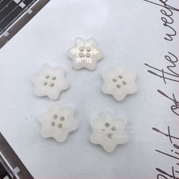 Gyanta hópehely alakú négylyukú gomb ruházathoz – karácsonyi dekoratív gomb, Jiqian Buttons