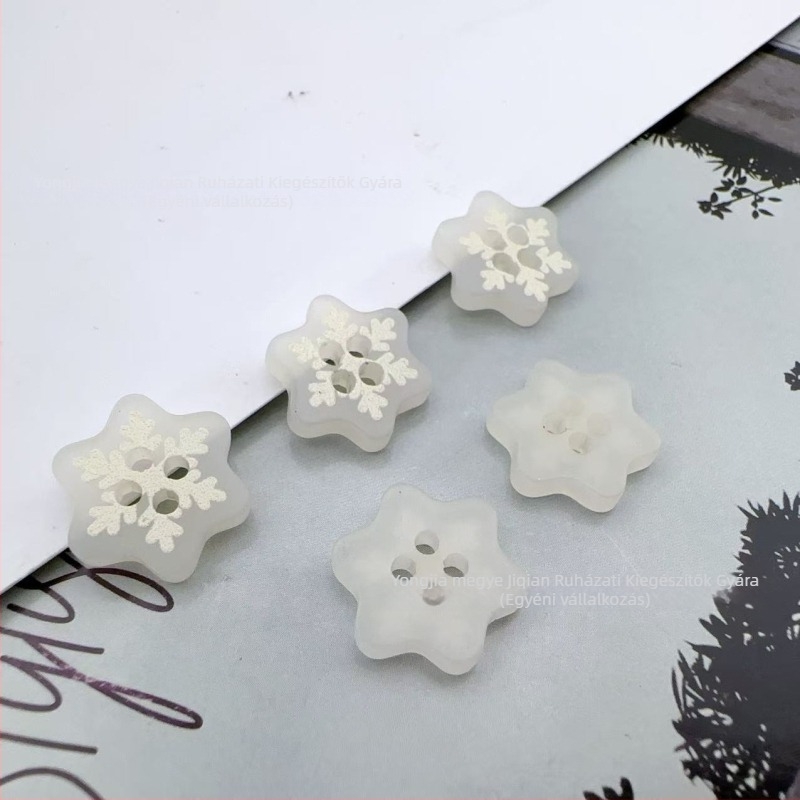 Gyanta hópehely alakú négylyukú gomb ruházathoz – karácsonyi dekoratív gomb, Jiqian Buttons