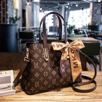 MKFI Diana női táska, PVC anyagból, közepes méret, vízszintes négyszög alakú, cipzáras zárás