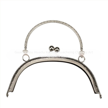 Fémből készült táska-kiegészítő, márka Chuangyi bags, egyszínű mintázat, nyár 2023