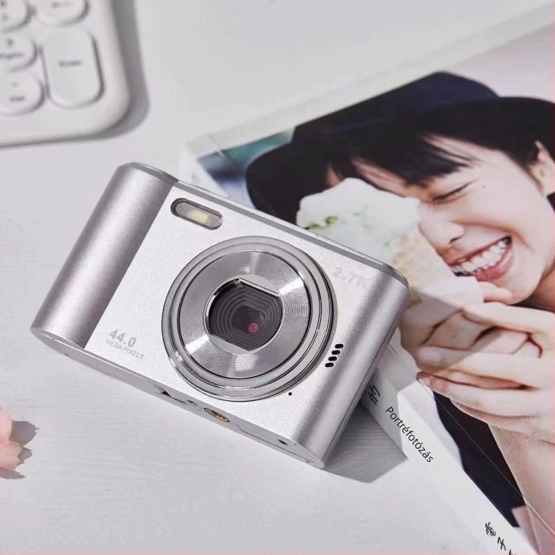 Okos kamera 12MP szenzorral, 4x optikai zoom, periszkópos objektív, optikai képstabilizáció, HD kijelző