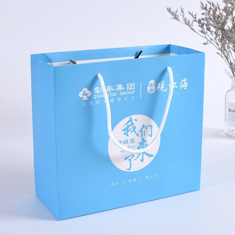 Kraft papírból készült ajándéktáska logónyomtatással — ofszetnyomtatás, kézitáska forma