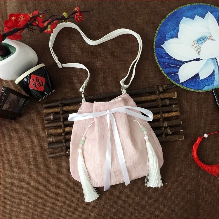 Női crossbody táska irodalmi kínai stílusban, selyem anyag, dumpling forma, horizontális négyzet alakú, húzózsinóros zárás