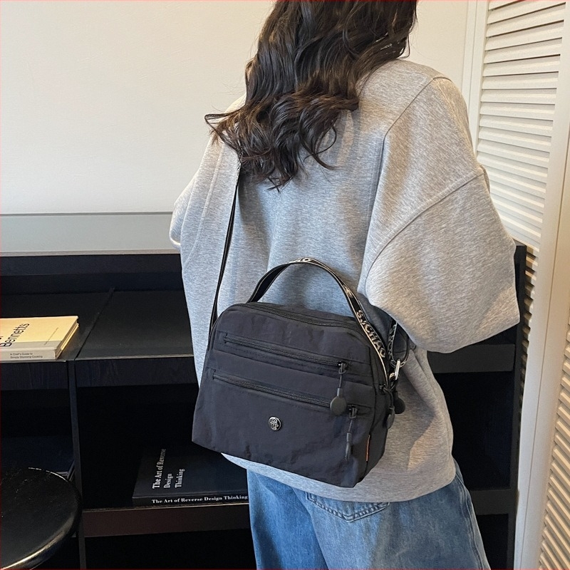 Nylon crossbody táska cipzárral, vízszintes négyzet alak, dokumentumzseb, poliészter bélés, téli 2025 kiadás