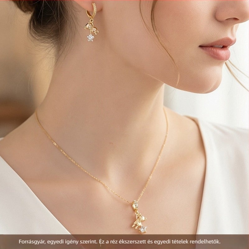 Ékszerszett: fülbevaló és nyaklánc kis medve motívummal, sárgaréz inlay cirkóniummal, O-formájú lánc, réz medál