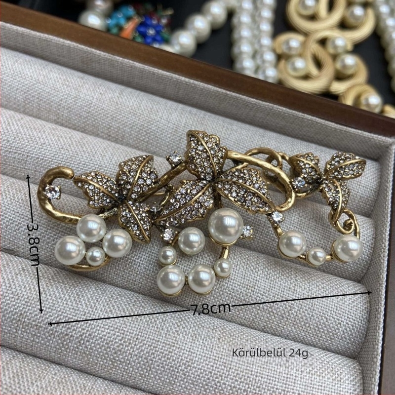 WRAN Gyöngy ékszer készlet, réz alapanyagú, elektroplattolt bevonat, kulcscsonti lánc, gyöngy medál, nyaklánc és fülbevaló, irodalmi retro stílus, motívumok: csillagok/nap/hold/univerzum, 2025 tavasz