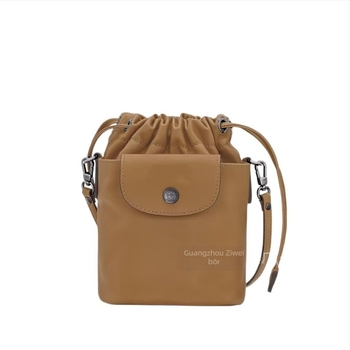 Húzózsinóros Bucket Bag valódi bőrből (top-grain cowhide), cilindrikus forma, rejtett cipzáros zseb