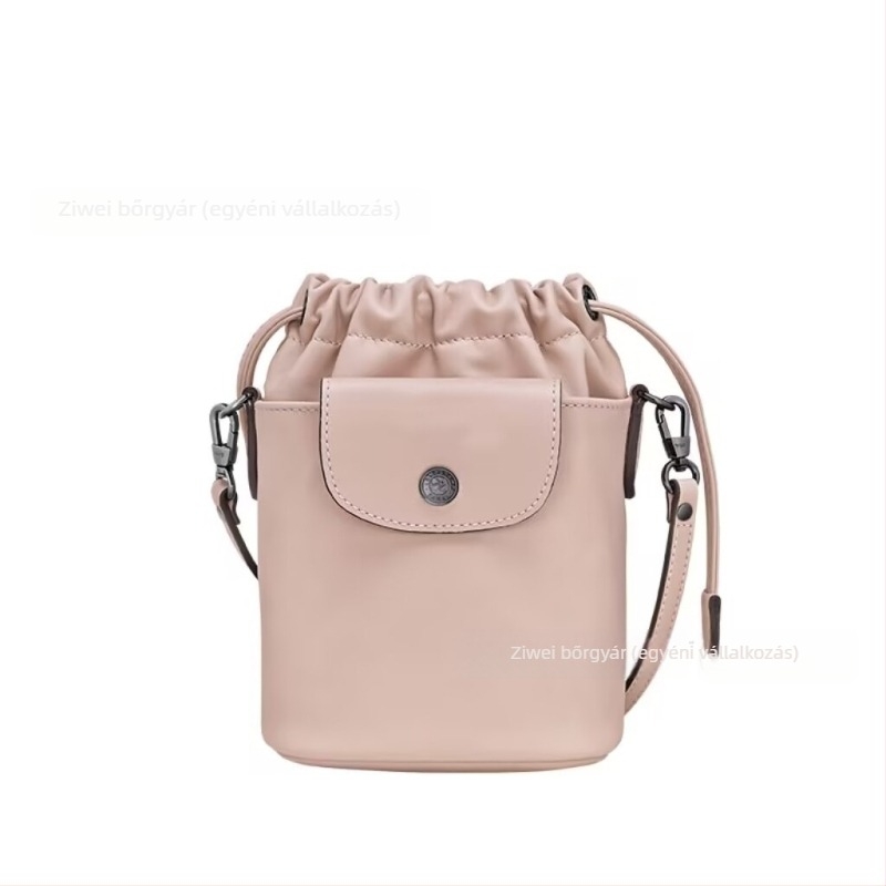 Húzózsinóros Bucket Bag valódi bőrből (top-grain cowhide), cilindrikus forma, rejtett cipzáros zseb
