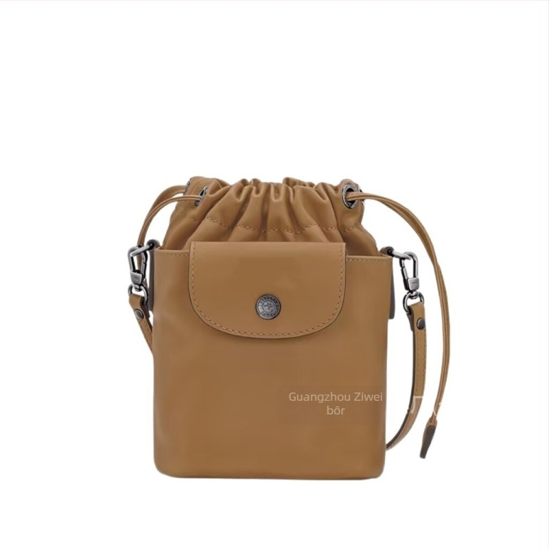 Húzózsinóros Bucket Bag valódi bőrből (top-grain cowhide), cilindrikus forma, rejtett cipzáros zseb