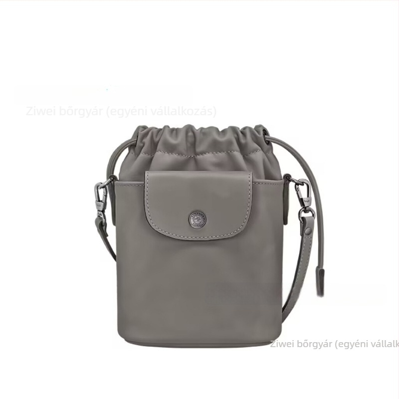 Húzózsinóros Bucket Bag valódi bőrből (top-grain cowhide), cilindrikus forma, rejtett cipzáros zseb