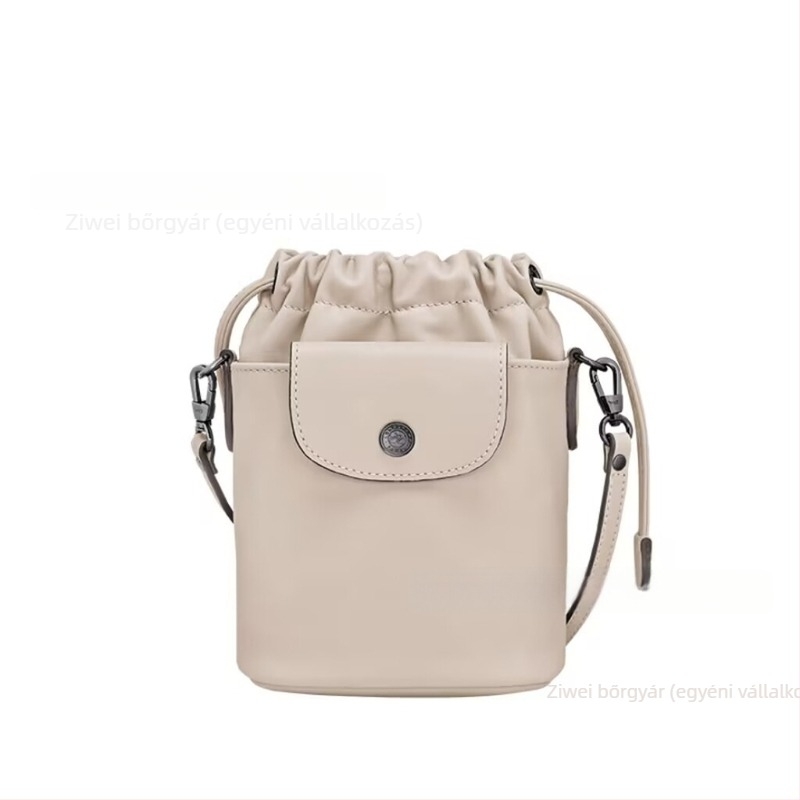Húzózsinóros Bucket Bag valódi bőrből (top-grain cowhide), cilindrikus forma, rejtett cipzáros zseb
