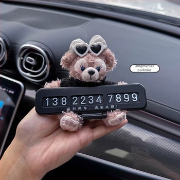 Autó rendszámtábla és parkolótábla rajzolt medvével, telefonos tábla az autóban, műanyag