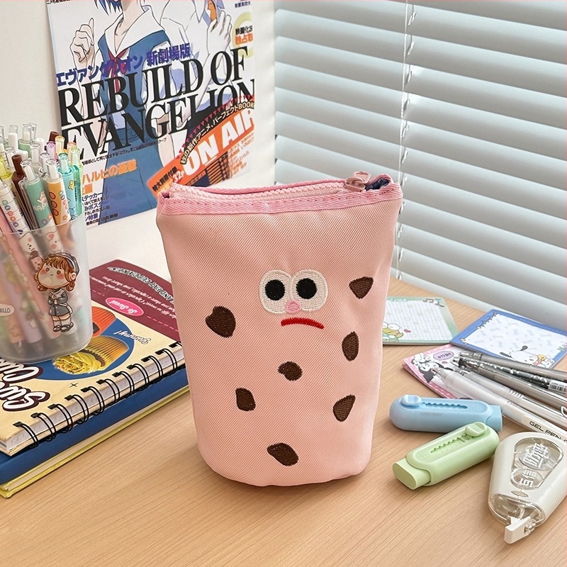 Nylonból készült cilindermintás tolltartó gyerekeknek, rajzfilmszerű stílus, anime minta, légáteresztő poliészter bélés.