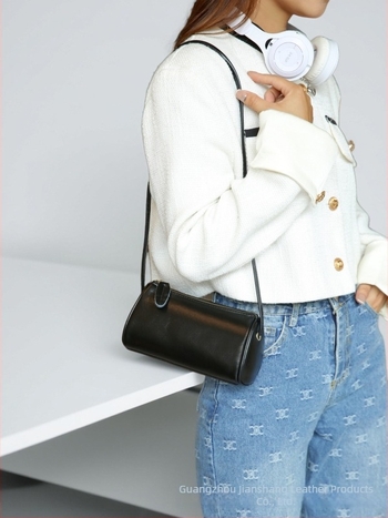 Valódi bőr női válltáska, párnázott formájú, első réteg marhabőr, cipzáras nyitás, belső cipzáras zseb