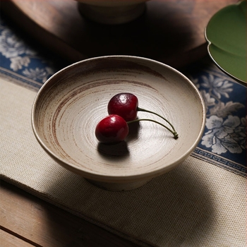 Porcelánból készült magas lábú tál, kör alakú, csíkos mintával, retro luxus stílusban, mikrohullámú sütőben is használható