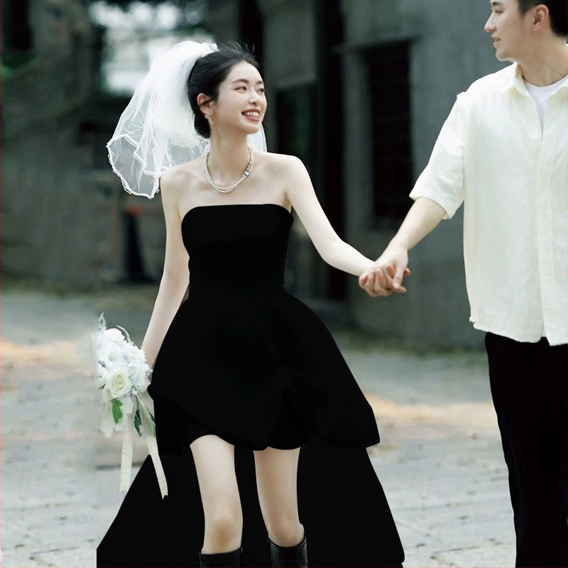 Esküvői ruha, csőtop nyakvonal, hercegnő-siluett uszállyal, hosszú szoknya, poliészter anyag