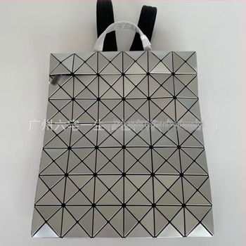 PVC anyagú hátizsák, 20-35 L kapacitás, 11 hüvelykes laptophoz illeszkedik, ergonómikus hátsó panel