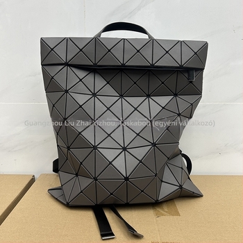 PVC anyagú hátizsák, 20-35 L kapacitás, 11 hüvelykes laptophoz illeszkedik, ergonómikus hátsó panel