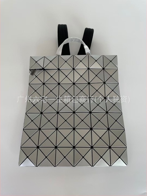 PVC anyagú hátizsák, 20-35 L kapacitás, 11 hüvelykes laptophoz illeszkedik, ergonómikus hátsó panel