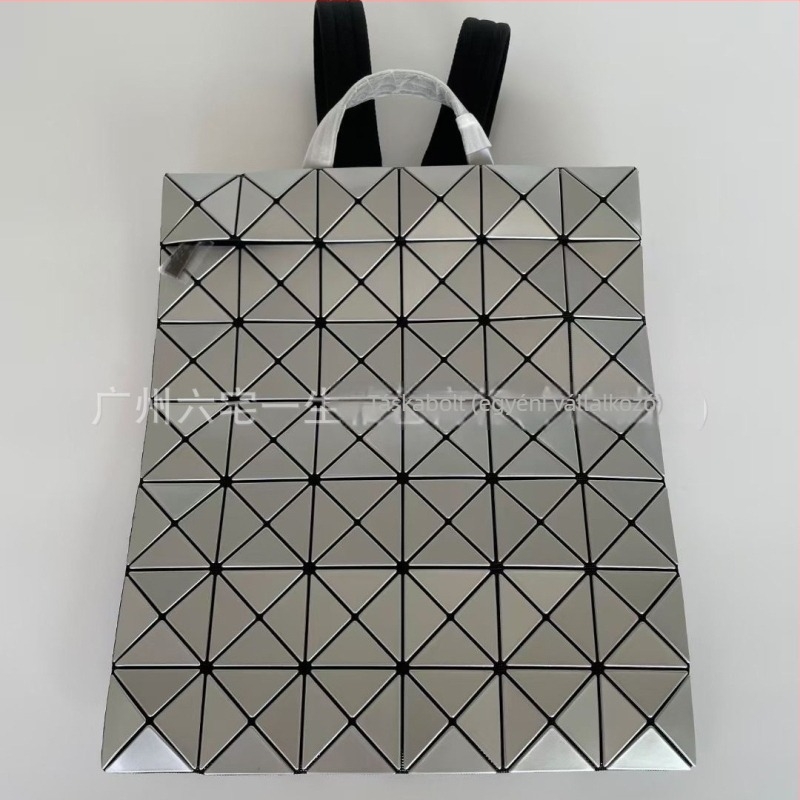 PVC anyagú hátizsák, 20-35 L kapacitás, 11 hüvelykes laptophoz illeszkedik, ergonómikus hátsó panel