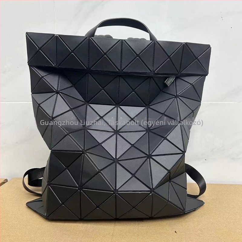 PVC anyagú hátizsák, 20-35 L kapacitás, 11 hüvelykes laptophoz illeszkedik, ergonómikus hátsó panel