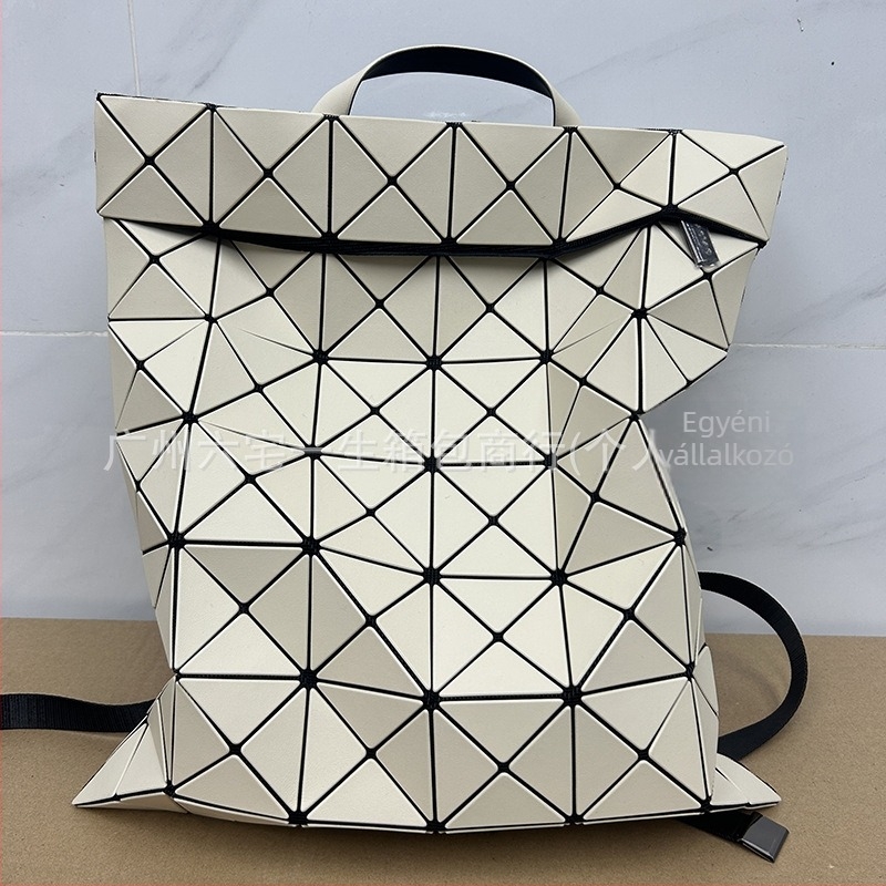 PVC anyagú hátizsák, 20-35 L kapacitás, 11 hüvelykes laptophoz illeszkedik, ergonómikus hátsó panel