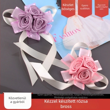Retro textil rózsa brooch – kézzel készített; formák: rózsa, virág, masni – anyag: textil – stílus: retro – uniszex (Anyag: Textil • Kézzel készített • Formák: Rózsa/Virág/Masni • Stílus: Retro • Uniszex)