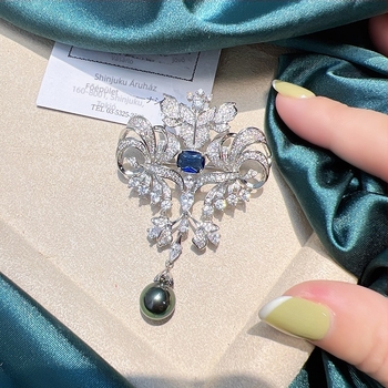 Réz brooch microinlay cirkóniával, bojt dizájn és gyöngyös dísz, retro művészi stílus