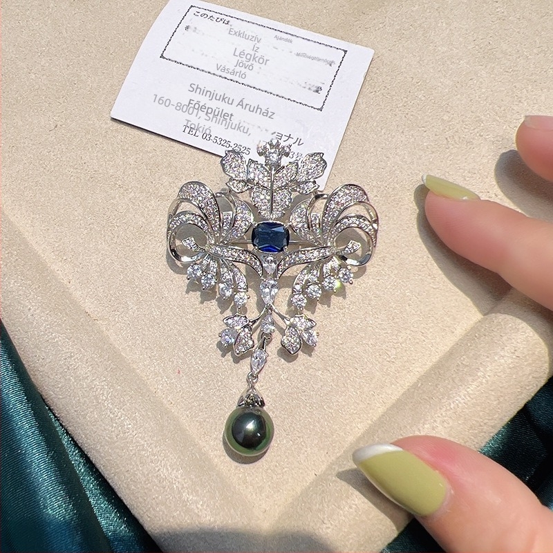 Réz brooch microinlay cirkóniával, bojt dizájn és gyöngyös dísz, retro művészi stílus