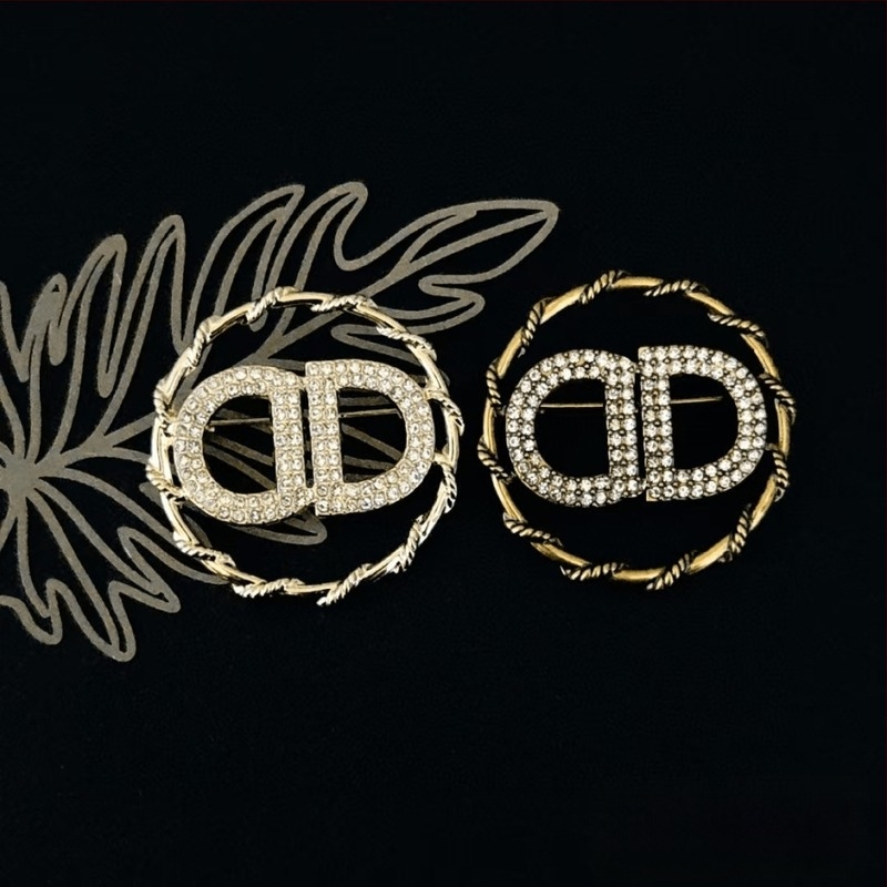 D Family Broszka – Ötvözet, Kód Y0142jn, elektroplatinázás, Funkciók: Emlékmű és Díszítés, Uniszex